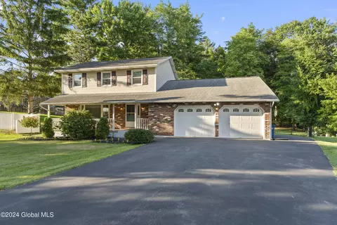 31 Fairway Ln, Schenectady, NY 12304