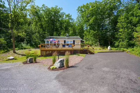 48 W 49 W Shore Dr, Voorheesville, NY 12186
