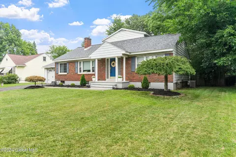 8 Silversmith Ln, Schenectady, NY 12306 photo 2