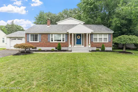 8 Silversmith Ln, Schenectady, NY 12306