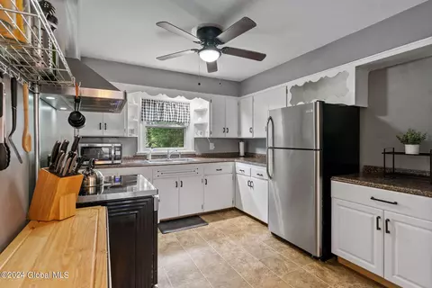 8 Silversmith Ln, Schenectady, NY 12306 photo 13