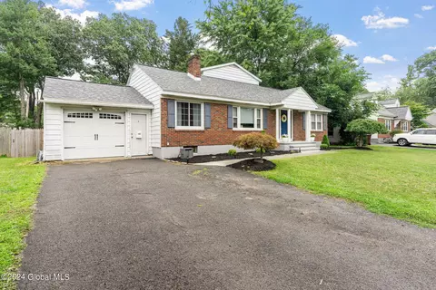 8 Silversmith Ln, Schenectady, NY 12306 photo 3