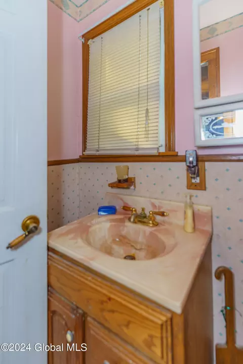 Bath - 6 Corlaer Ave, Schenectady, NY 12304 photo 1 of 4