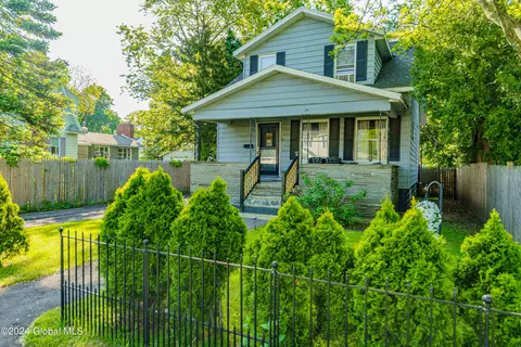 6 Corlaer Ave, Schenectady, NY 12304
