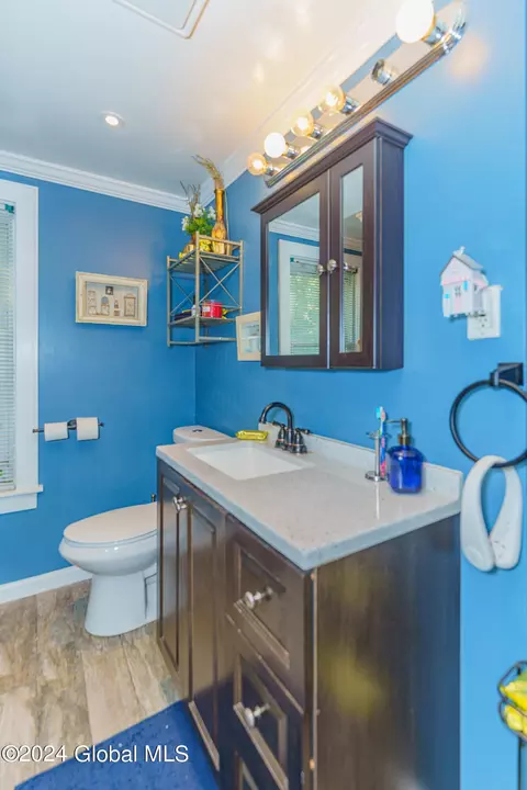 Bath - 6 Corlaer Ave, Schenectady, NY 12304 photo 3 of 4