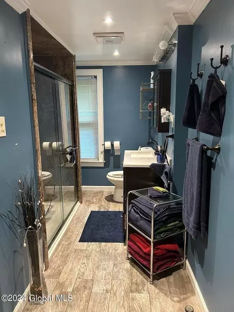 Bath - 6 Corlaer Ave, Schenectady, NY 12304 photo 2 of 4