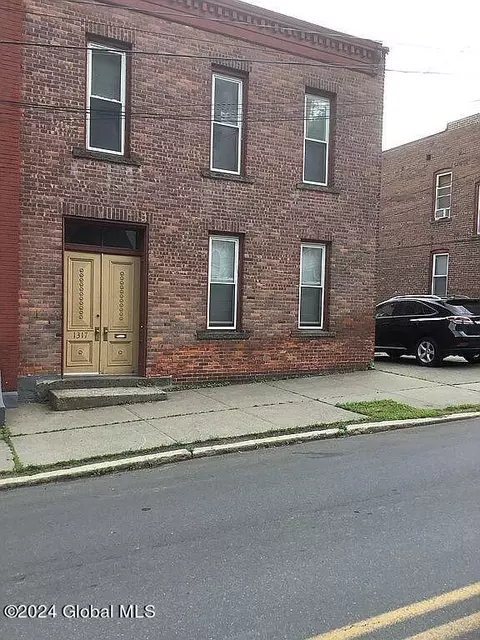 1317 15th St, Troy, NY 12180