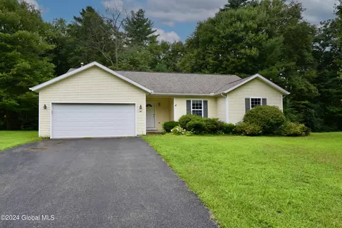 40 Larkspur Dr, Malta, NY 12020