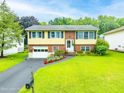 17 Par Cir, Albany, NY 12208