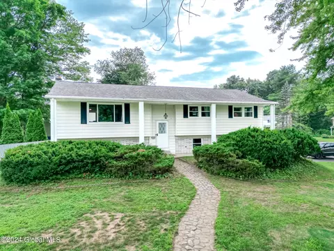 1 Panarama Ct, Clifton Park, NY 12065