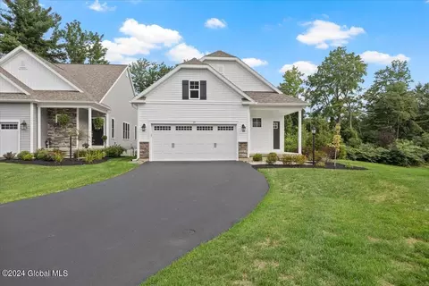 19 Bradley Cir, Halfmoon, NY 12065 photo 2