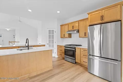19 Bradley Cir, Halfmoon, NY 12065 photo 8