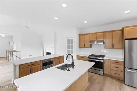 19 Bradley Cir, Halfmoon, NY 12065 photo 10