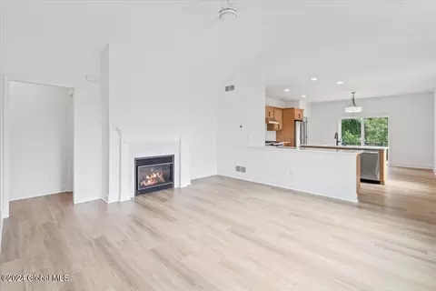 19 Bradley Cir, Halfmoon, NY 12065 photo 4