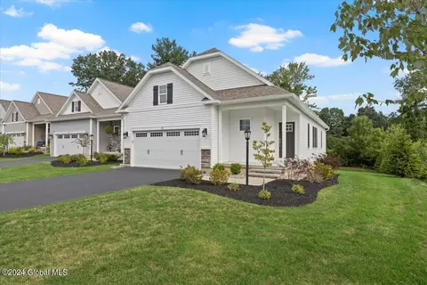 19 Bradley Cir, Halfmoon, NY 12065