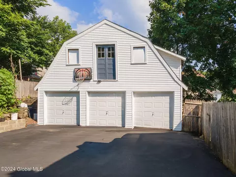 Exterior - 126 Robinson St, Schenectady, NY 12304 photo 6 of 7