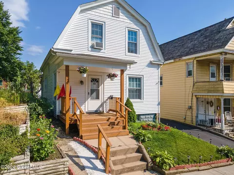 Exterior - 126 Robinson St, Schenectady, NY 12304 photo 2 of 7