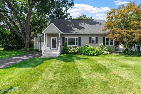 7 Elizabeth Ln, Saratoga Springs, NY 12866