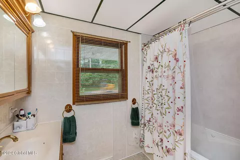 Bath - 1098 Vley Rd, Glenville, NY 12302 photo 2 of 2