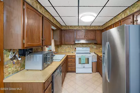 Kitchen - 1098 Vley Rd, Glenville, NY 12302 photo 1 of 2