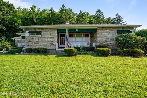 23 Lawrence St, Waterford, NY 12188