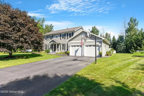 520 Viewpoint Dr, Rotterdam, NY 12306