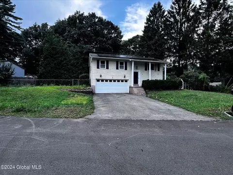 8 Karista Spring Dr, Saratoga Springs, NY 12866