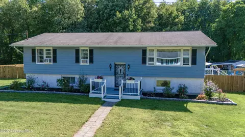 3 Raymond Ln, Clifton Park, NY 12065