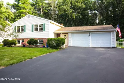 3 Dutchess Ct, Saratoga Springs, NY 12866
