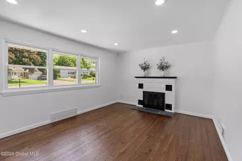 2271 Nelson Dr, Schenectady, NY 12309 photo 3