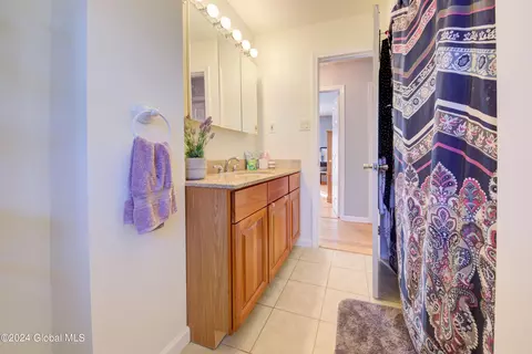 Bath - 508 Chiswell Rd, Schenectady, NY 12304 photo 1 of 2