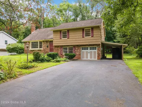 32 Sutherland Dr, Glenville, NY 12302