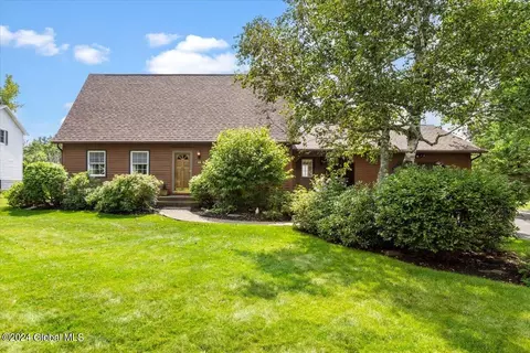 10 Dorset St, Delmar, NY 12054