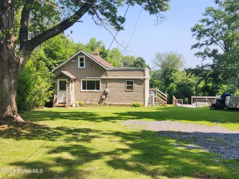 4025 River Rd, Niskayuna, NY 12309