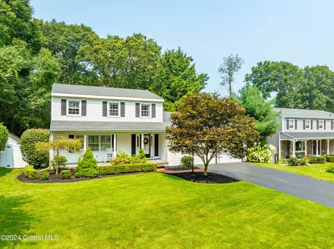 19 Bethwood Dr, Loudonville, NY 12211