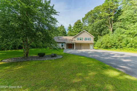 35 Dyer Switch Rd, Saratoga Springs, NY 12866