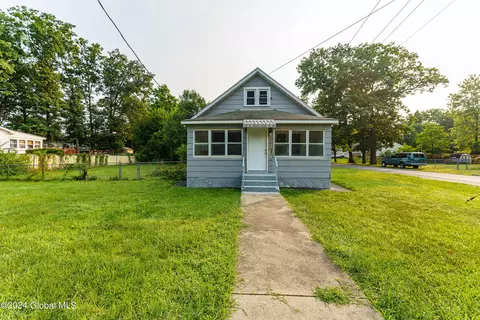 3131 Mcdonald Ave, Schenectady, NY 12304