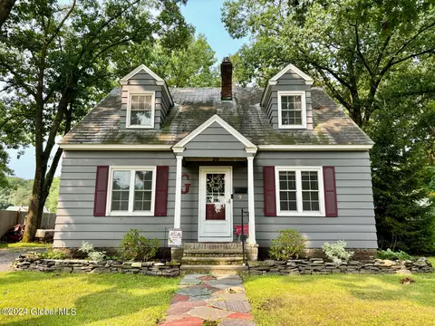 9 Oak St, Hudson Falls, NY 12839