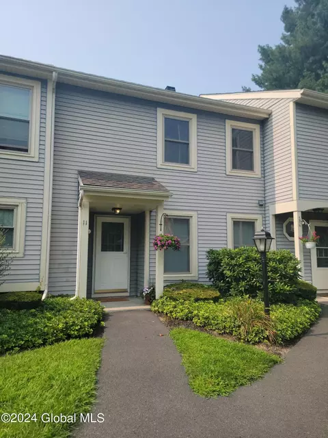 11 Minuteman Ct, Clifton Park, NY 12065