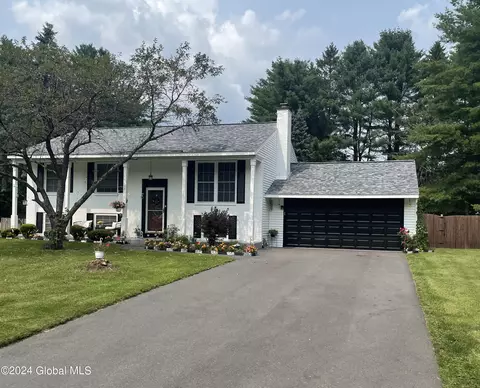 7 King Arthur Ct, Saratoga Springs, NY 12866