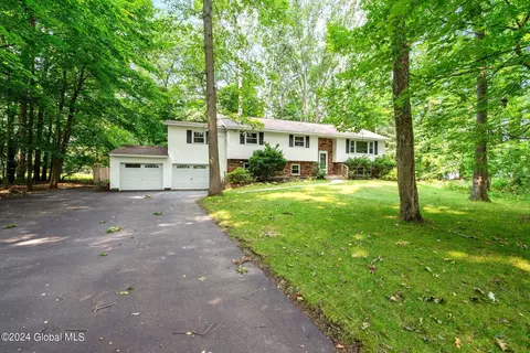 7 Harvest Dr, Schenectady, NY 12302