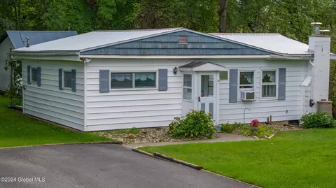 63 Gilbert Rd, Saratoga Springs, NY 12866