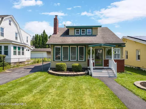 17 Sunset Ct, Cohoes, NY 12047