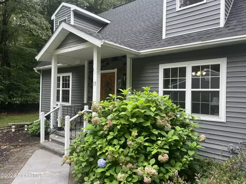 13 Castlewood Dr, Saratoga Springs, NY 12866