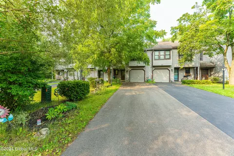250 Woodscape Dr, Albany, NY 12203