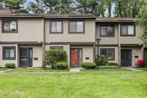 34 Point Of Woods Dr, Albany, NY 12203