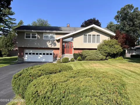 11 Underwood Dr, Saratoga Springs, NY 12866