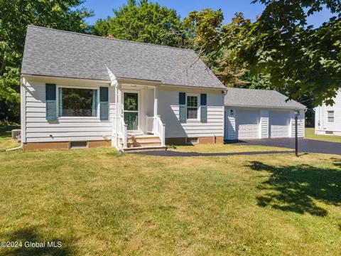 17 Harlau Dr, Scotia, NY 12302