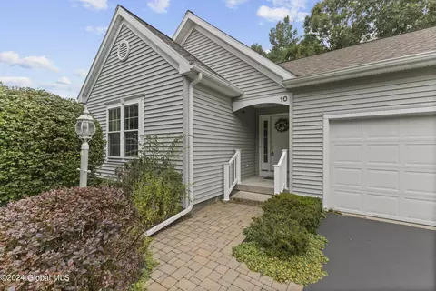 10 Parkland Ct, Clifton Park, NY 12065
