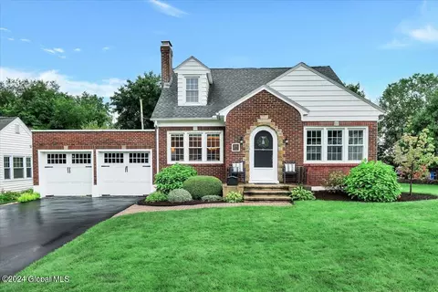 31 Center View Dr, Troy, NY 12180